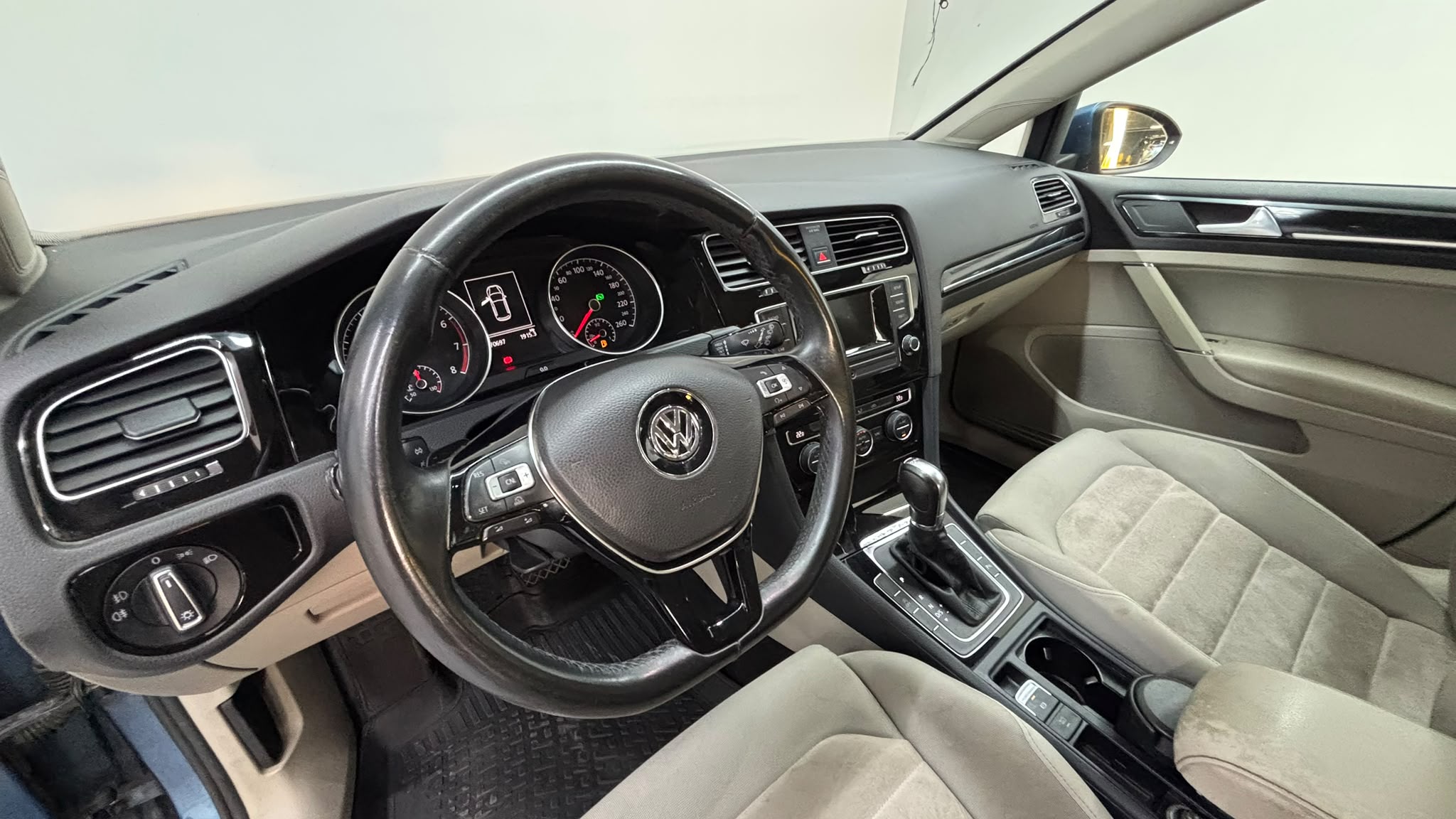 VOLKSWAGEN GOLF 22